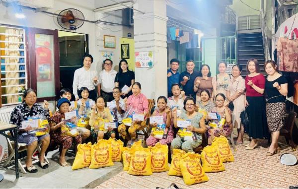 Tặng quà cho các bệnh nhân chạy thận, trẻ em bị ảnh hưởng chất độc da cam và trẻ em bất hạnh