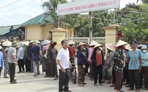 Phản đối sáp nhập trường, hàng trăm phụ huynh ở Nghệ An cho con nghỉ học