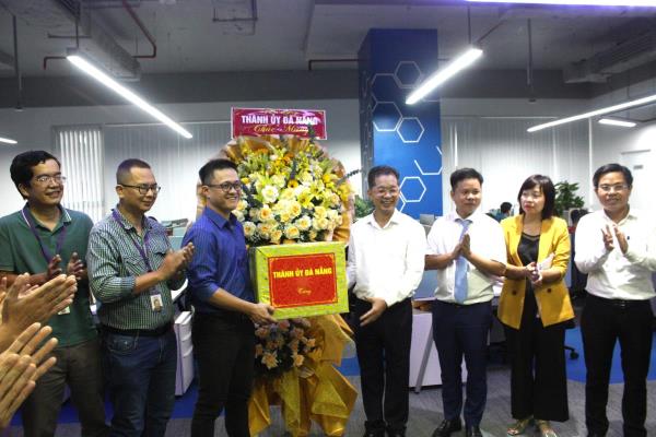 Lãnh đạo Thành ủy thăm và chúc mừng doanh nghiệp tại Đà Nẵng