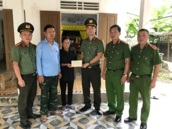 Bộ Công an hỗ trợ gia đình Công an viên hy sinh trong lúc làm nhiệm vụ