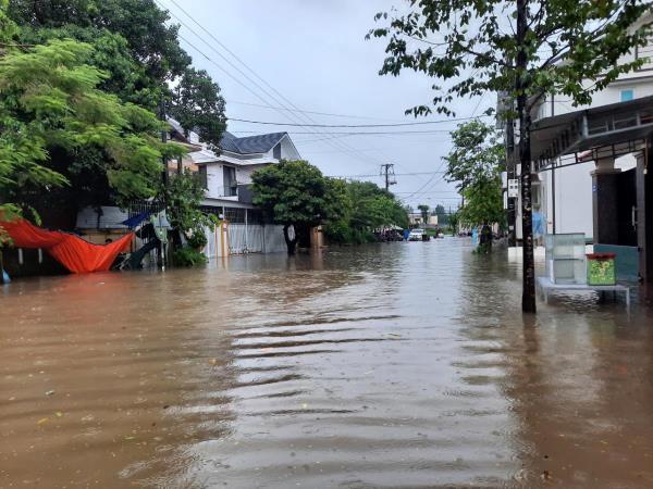 Sáng 24-10, mưa to không ngớt ở Quảng Trị, nhiều nơi đã ngập sâu