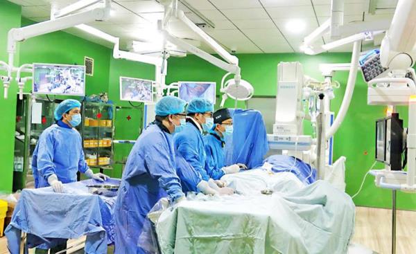 Tháo gỡ nút thắt trong khám chữa bệnh, ổn định lao động dịp cuối năm