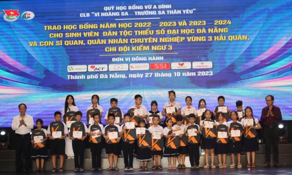 Trao học bổng cho 440 học sinh, sinh viên dân tộc thiểu số và vùng biển đảo tại TP Đà Nẵng
