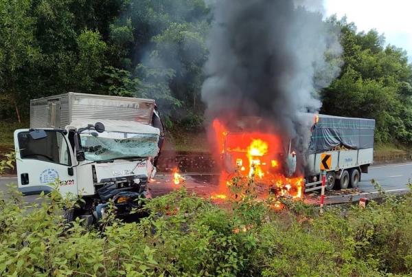 Lực lượng Công an giải cứu tài xế bị thương mắc kẹt trong cabin, khống chế đám cháy