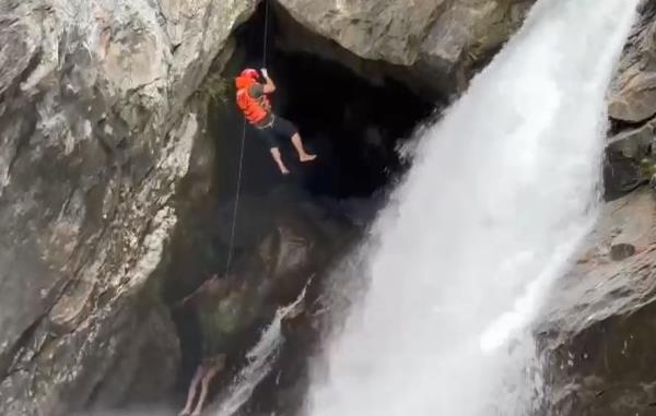 Nghẹt thở Công an băng rừng, đu dây cứu nam du khách nước ngoài mắc kẹt tại thác nước ở Đà Nẵng