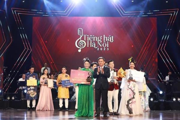 Cô gái 18 tuổi người Hà Tĩnh đăng quang cuộc thi Tiếng hát Hà Nội 2023