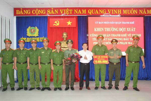 Khen thưởng đột xuất thành tích khám phá vụ án ma túy lớn nhất từ trước đến nay của Công an quận Thanh Khê