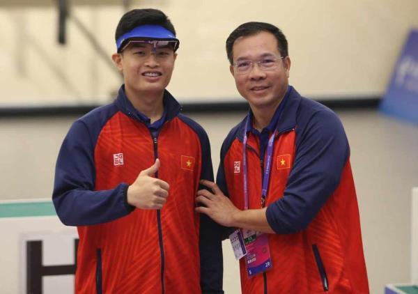 Bố con xạ thủ Phạm Quang Huy tiếp tục được thưởng lớn