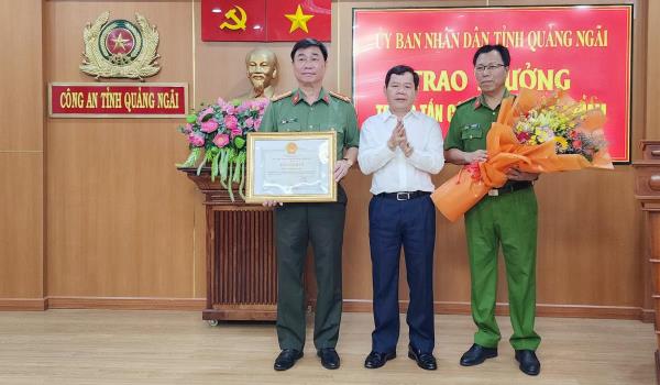 Khen thưởng đột xuất thành tích truy bắt các đối tượng bắn người