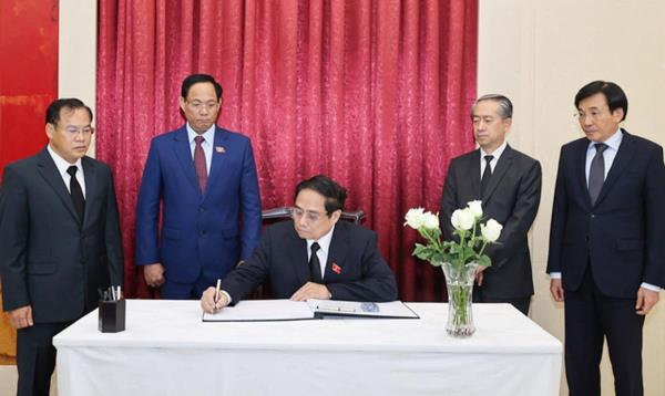 Thủ tướng Phạm Minh Chính viếng nguyên Thủ tướng Trung Quốc Lý Khắc Cường