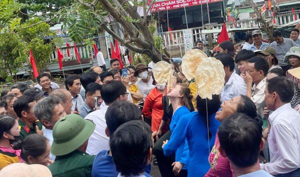 Hướng công tác Mặt trận về cơ sở