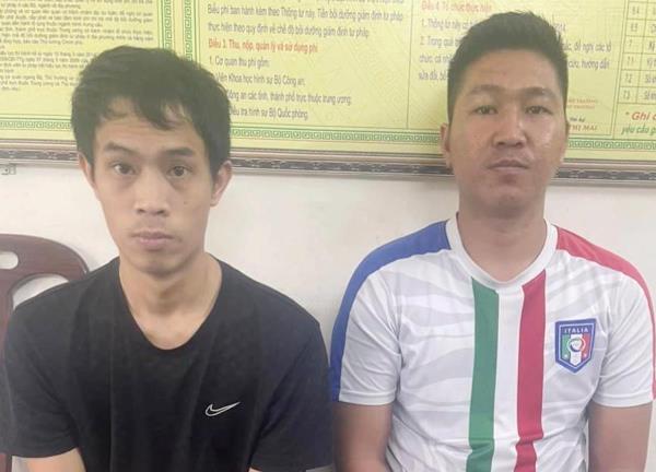 Đôi bạn cùng… lùi