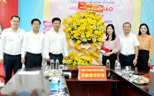 Lãnh đạo TP Đà Nẵng thăm, chúc mừng đơn vị, trường học nhân Ngày nhà giáo Việt Nam