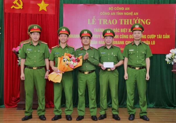 Khen thưởng các tập thể, cá nhân tham gia khám phá vụ án cướp tài sản ngân hàng ở Cửa Lò