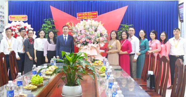 Lãnh đạo thành phố Đà Nẵng thăm, chúc mừng các cơ sở giáo dục nhân Ngày Nhà giáo Việt Nam