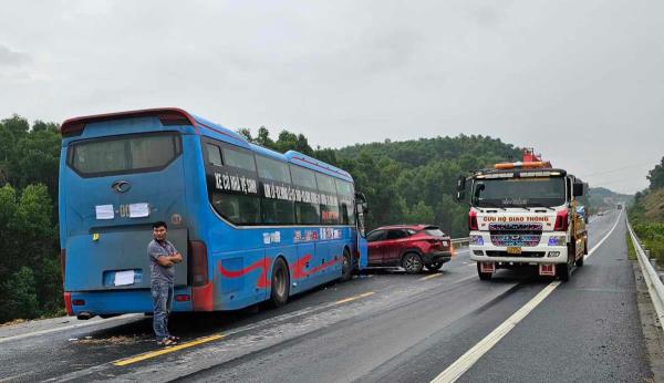 Dừng cứu hộ xe bị nạn trên cao tốc Cam Lộ - La Sơn, ô-tô BKS Đà Nẵng bị xe khách đâm va trên làn khẩn cấp