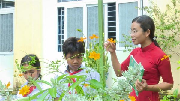 Cô giáo A Lăng My hết lòng vì học sinh thân yêu