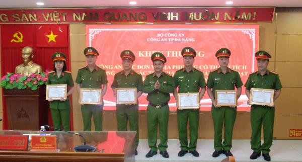 Khen thưởng các tập thể có thành tích xuất sắc trong công tác thu nhận hồ sơ cấp, kích hoạt tài khoản định danh điện tử