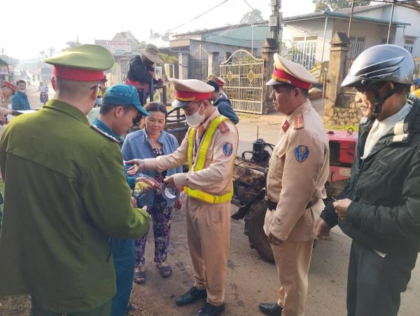 Đắk Nông: Tiếp tục dán decal phản quang phòng ngừa TNGT liên quan đến xe máy kéo nhỏ (xe càng) mùa thu hoạch nông sản