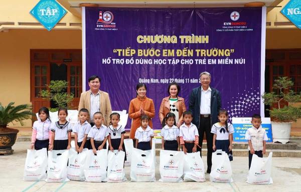 Trao tặng hơn 200 phần quà cho học sinh vùng cao Quảng Nam
