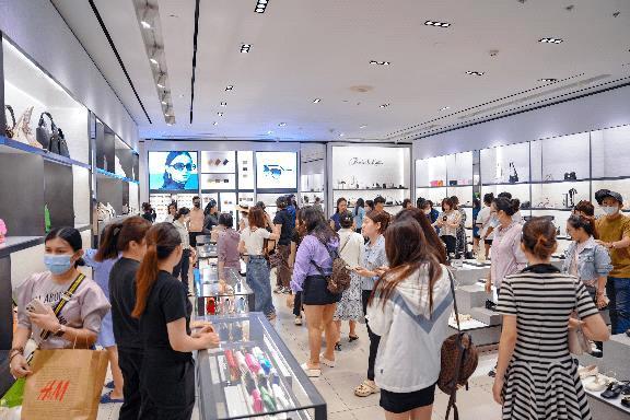 Siêu ưu đãi lên tới 24 tỷ đồng, Vincom thu hút hàng nghìn khách hàng tới săn sale Black Friday