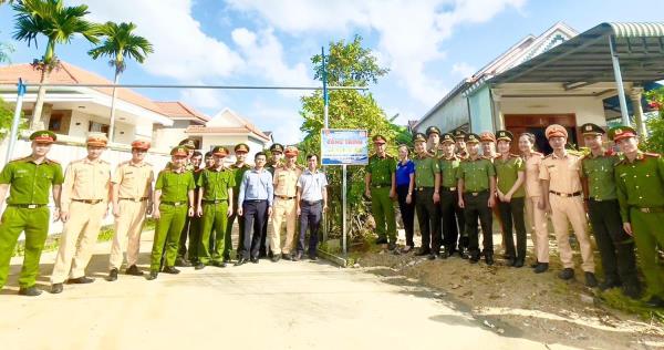 Đoàn thanh niên Công an Quảng Nam lắp đặt trụ đèn đường và tặng quà cho học sinh