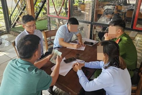Đang nhận tiền thì bị tóm