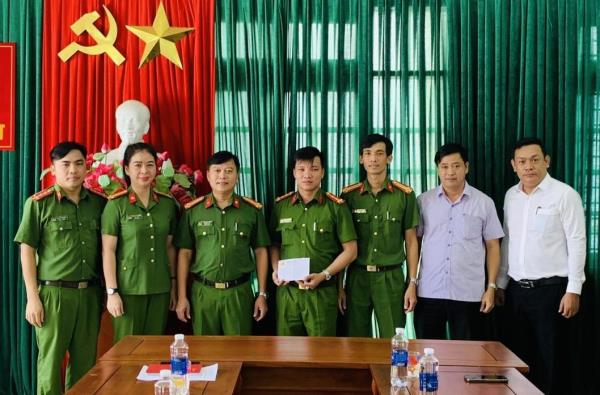 Công an phường Hòa Phát được khen thưởng về thành tích thu nhận và kích hoạt tài khoản định danh điện tử