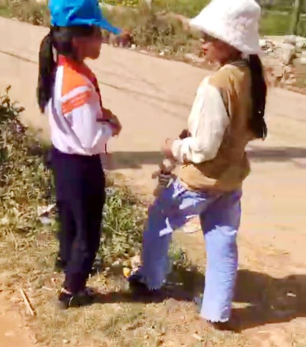 Cảnh giác trước tình trạng người lạ cho tiền, rủ học sinh tiểu học đi chơi