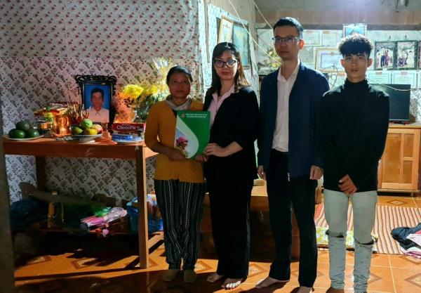 Thăm hỏi gia đình nạn nhân tử vong do mưa lũ