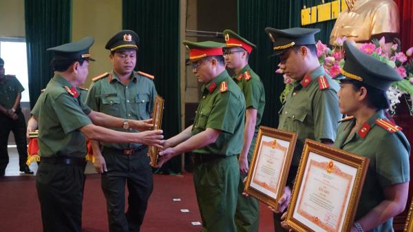 Nhiều tập thể, cá nhân của Công an TP được Thủ tướng, Bộ trưởng Bộ Công an tặng Bằng khen