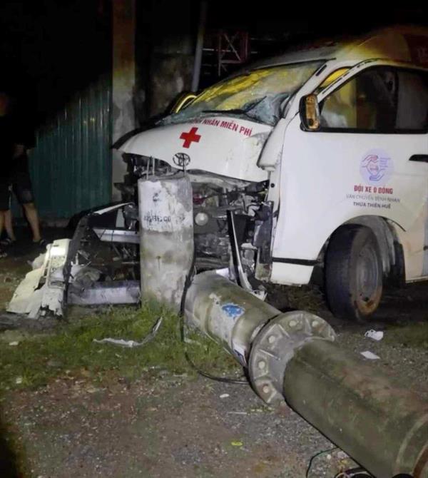 Xe cấp cứu tông gãy trụ điện