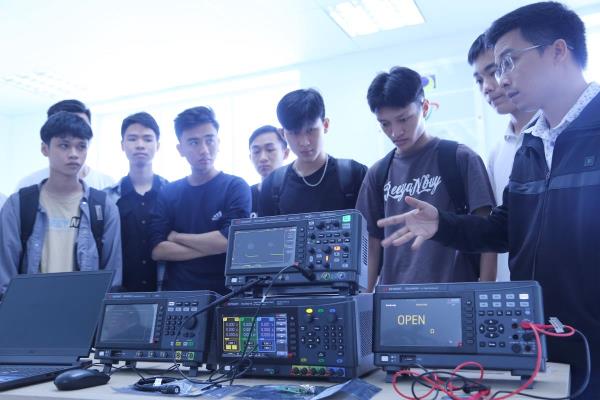 Trường Đại học Bách khoa Đà Nẵng tiếp nhận gói thiết bị trị giá 35.000 USD