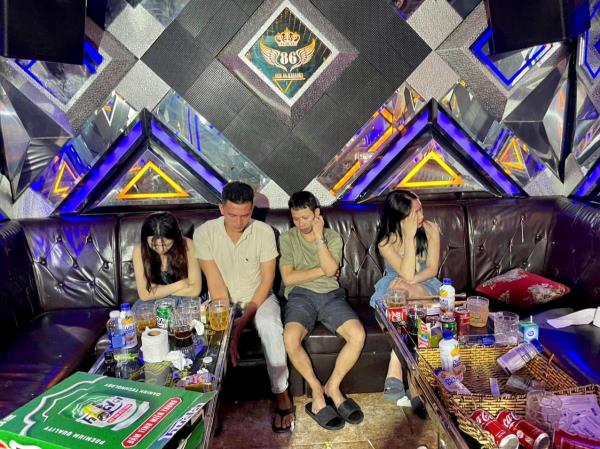 Nhân viên karaoke bán ma túy
