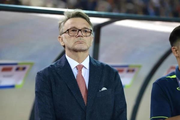 HLV Troussier trở về Pháp