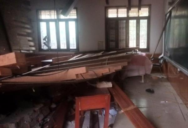 Vụ sập trần gỗ lớp học ở Nghệ An: 1 học sinh phải chuyển ra Hà Nội điều trị