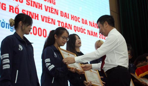 Đại học Đà Nẵng tuyên dương, khen thưởng 2 đội bóng rổ sinh viên