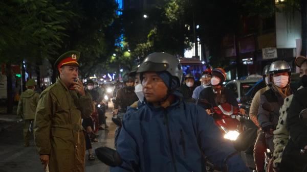 Thời tiết ủng hộ, người dân Đà Nẵng tưng bừng đổ về trung tâm đón Giáng sinh