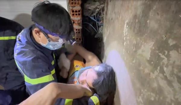 Nghẹt thở cuộc giải cứu kẻ cầm đầu ổ nhóm ma túy mắc kẹt giữa 2 tường nhà