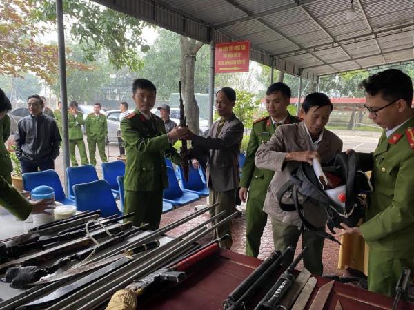 Người dân tự nguyện giao nộp vũ khí vật liệu nổ, công cụ hỗ trợ
