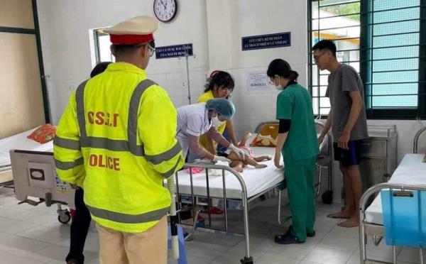 Cảnh sát giao thông Đà Nẵng dùng xe chuyên dụng đưa bé 1 tuổi nguy kịch đi cấp cứu