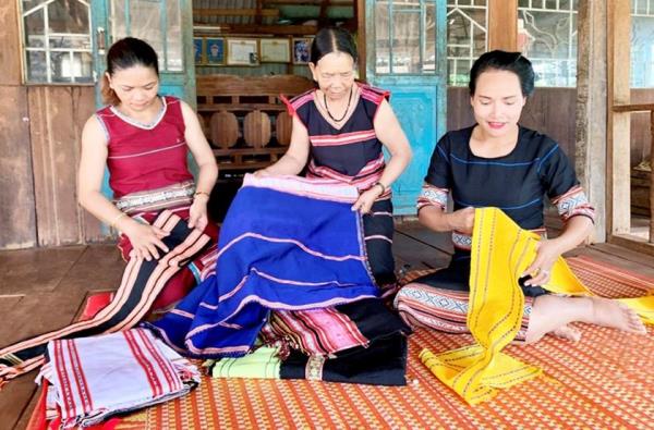 Khai thác di sản văn hóa để phát triển du lịch