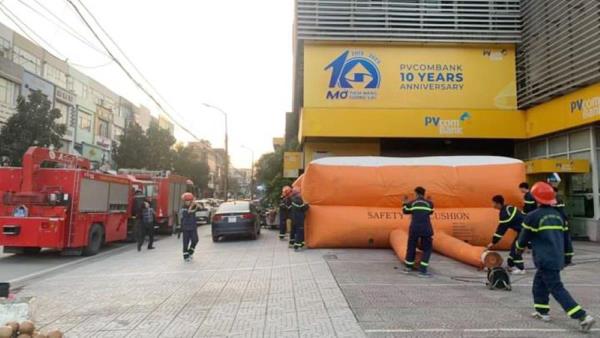 Thiếu tá Công an kể lại giây phút cứu cô gái định nhảy lầu từ tầng 27