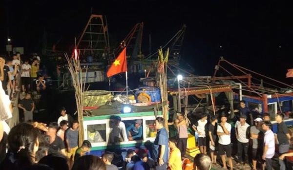 Chìm thuyền câu mực trên vùng biển Cửa Sót khiến một người tử vong