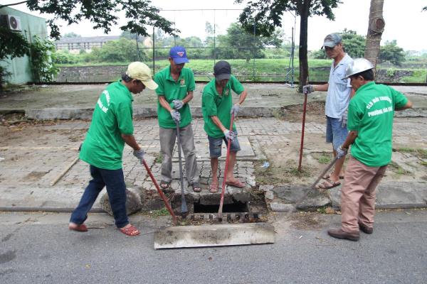 Tập trung tháo dỡ vật dụng che lấp cửa thu nước, lưới thoát nước mặt trước mùa mưa bão