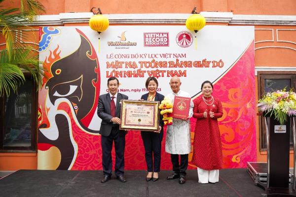 VinWonders Nam Hội An xác lập kỷ lục Mặt nạ tuồng bằng giấy dó lớn nhất Việt Nam