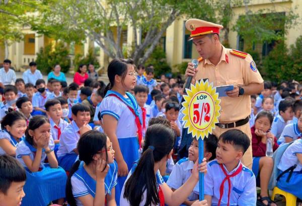 Nâng cao ý thức chấp hành pháp luật về giao thông trong trường học