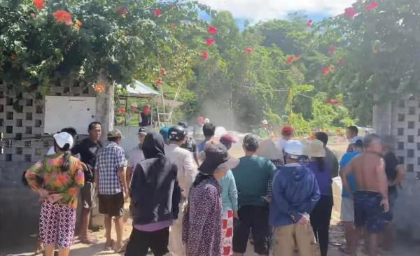 Vì sao người dân Nam Ô bức xúc việc đóng tạm lối xuống biển?