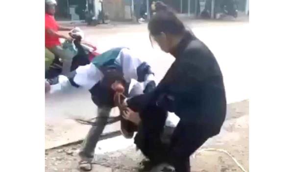 Nữ sinh bị đánh trước trường