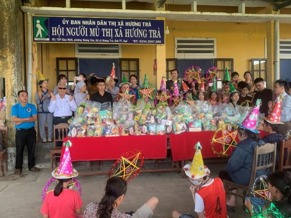 Trao 100 suất quà trung thu cho các em nghèo mù, khuyết tật ở Hương Trà